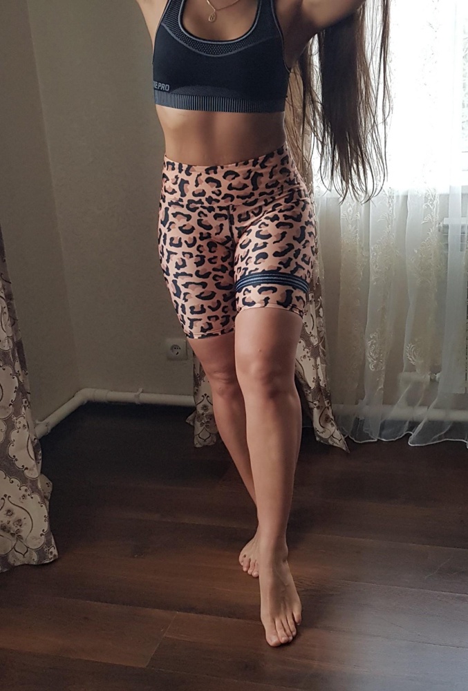 Не просвечивают. Но очень тугой шов по низу изделия. Для девушек  с вкаченными  ножками  не подходят. Давит сильно! Прошу не учитывать процент выкупа