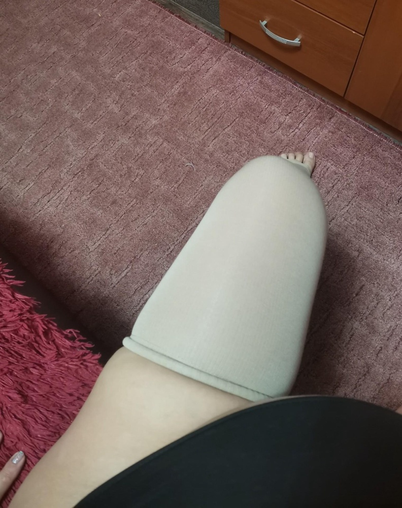 Чулки хорошие, одела их сама, но резинка скатывается и оч неудобненько. Может потому, что толстенькие ляшечки 😁