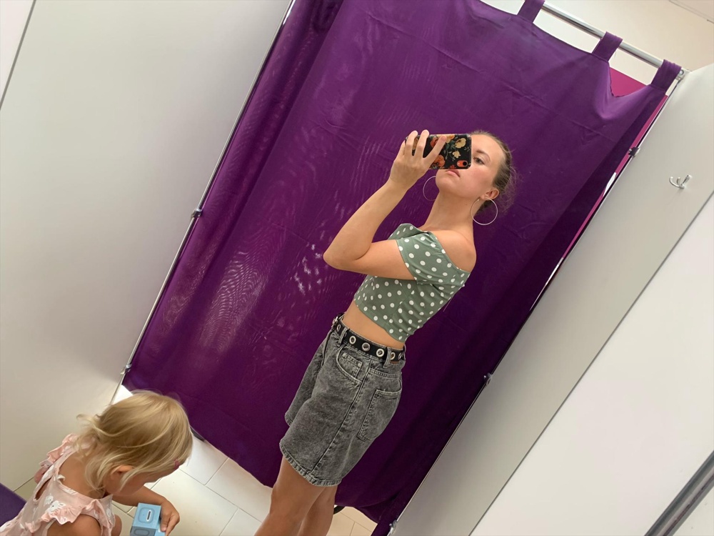 Жесткий хлопок, не тянется. По своим параметрам четко подбирайтесь размер. На ОГ 85(под грудью 77), 42 сел хорошо