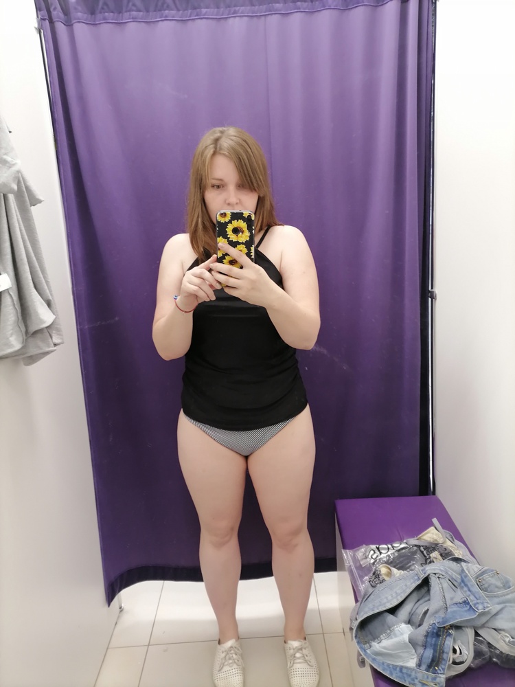 В принципе не плохо, даже чуть свободен, можно было бы и свой размер взять, но прочитала отзывы, и взяла больше. Не понравились вставки в грудь, какие-то нелепые чашечки, которые хорошо, что вынимаются