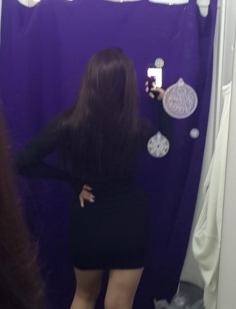 хорошее платье, ткань тоненькая, на лето как раз пойдёт