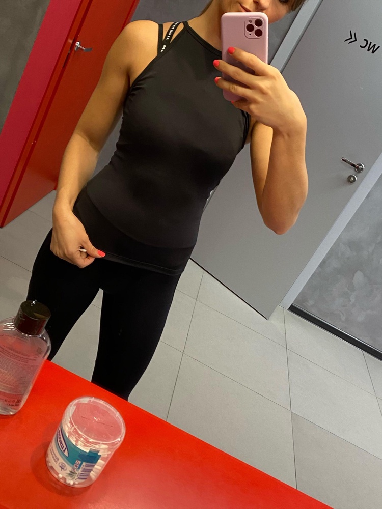 Майка классная. Плотная и хорошо сидит. Даже немного утягивает) заказала такую и белую 