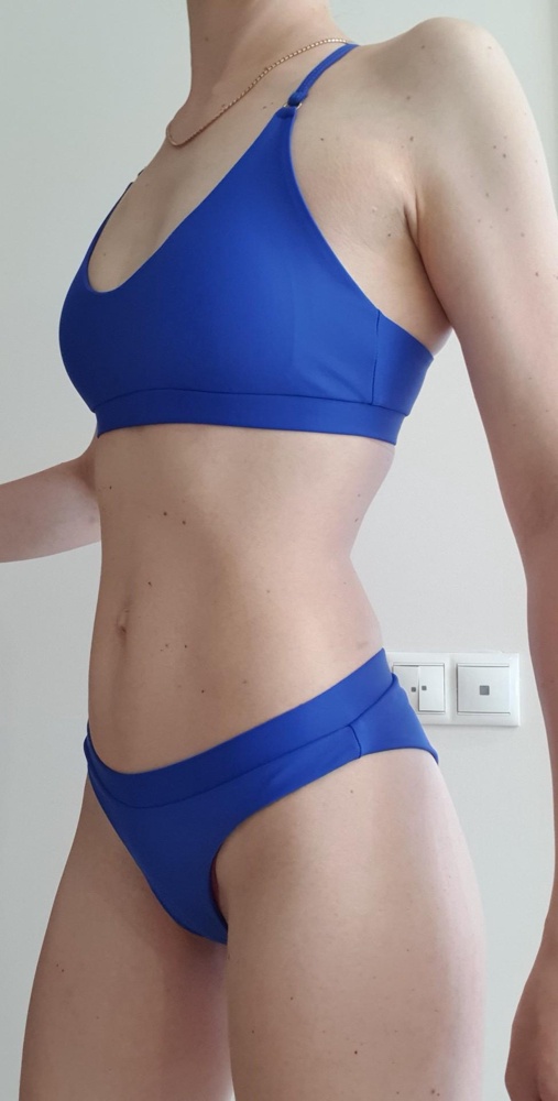 Сидит надежно! Качество очень хорошее, ткань плотная. Без чашек смотрится также хорошо.