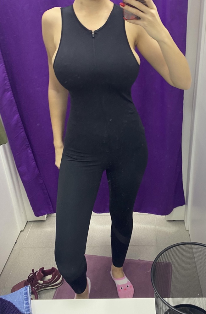 Хороший комбинезон. Но на большую грудь смотрится комично 😅 не подходит, мало ткани наверху. Однако оставила, посколько хорошая ростовка на 180 см, не тянет, удобно, попробую носить с топом. 