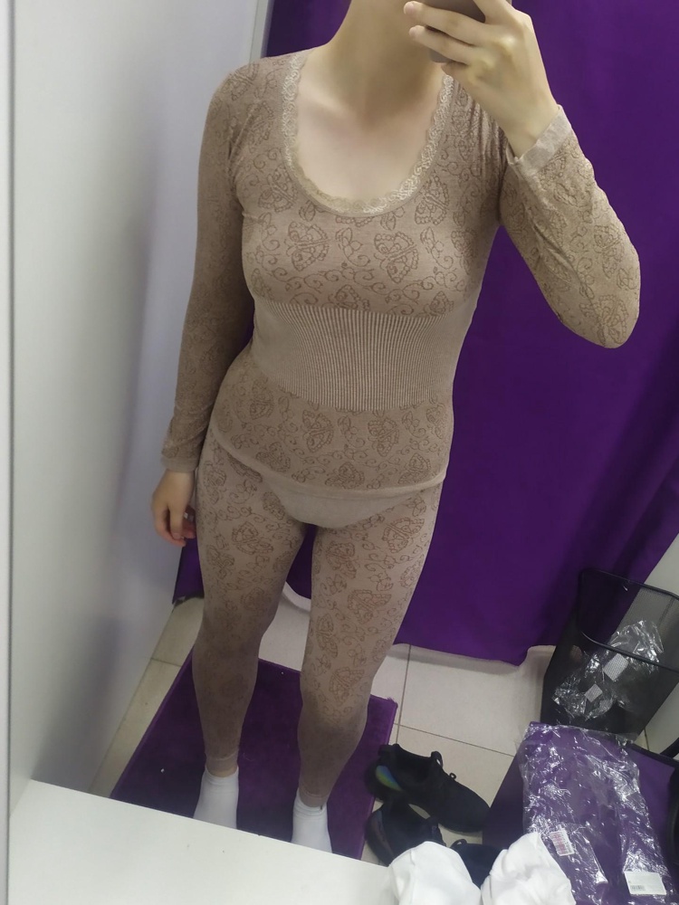 Мой размер 44, но почитав отзывы взяла 48-50 и не ошиблась. Ткань приятная на ощупь, кое-где торчат нитки, но за такую цену (255р), что им не торчать то)) Проверим, как в нем будет тепло зимой.