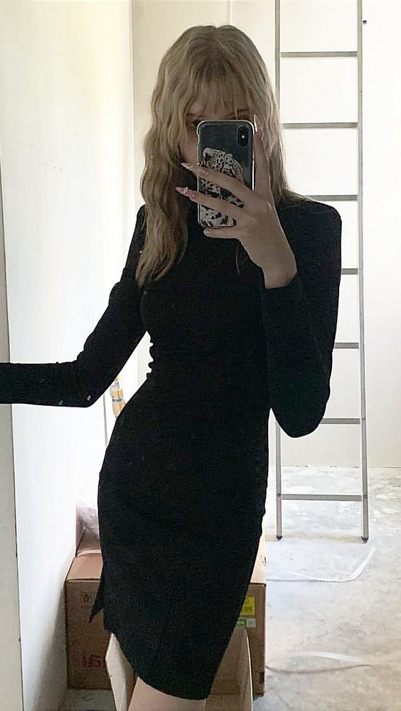 Молния разошлась после 4 раз, ну и ещё дырка была небольшая ( рядом с молнией). Это все поправимо, платье очень красивое 🥺. У меня рост 168, тяжёло застёгивать. Подруга такое же заказала, но она выше на 7 см и ей подойдёт больше s.