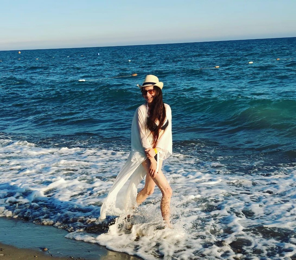 Безумно нравится! Спасает от обгорания. Супер доходить от отеля до пляжа. Для фоток идеально..хорошо, что на поясе. Не надо ничего наматывать. Качество очень хорошее. самое лучшее парео, что когда либо покупала! Белый всем советую (слоновая кость,). Подходит под все и смотрится нежно и женственно. Муж оценил