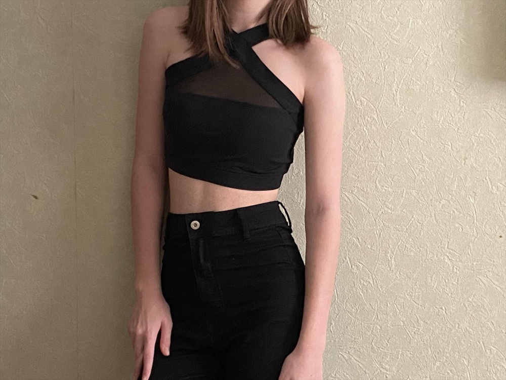 Плотный приятный к телу материал. Дочь взяла себе XS, она в восторге. 