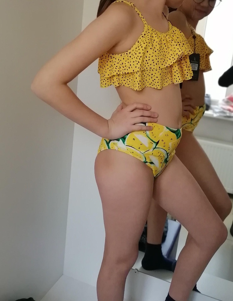 Очень хороший купальник, не линяет. На ребёнка 10лет самый маленький размер сел отлично. Ог73, ОБ80. Плавки на животе конечно  свободно