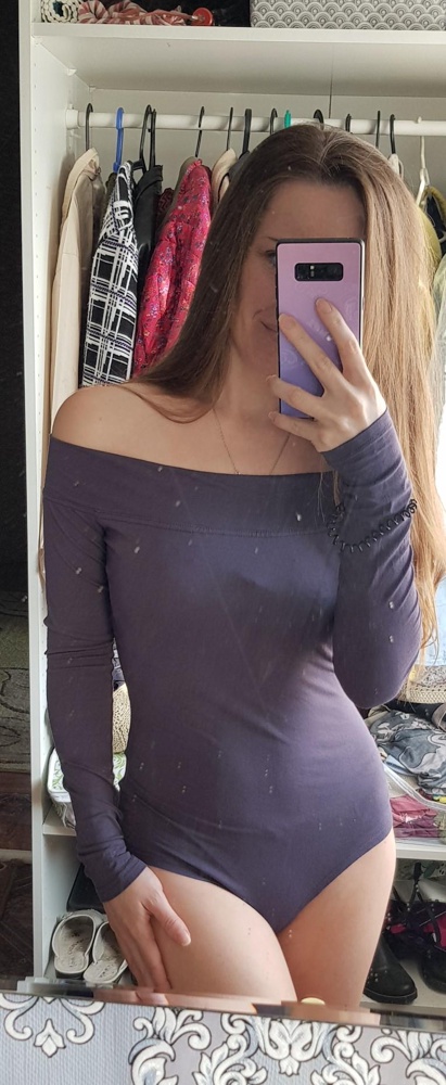 Караулила 42, не дождалась, заказала 44. В принципе, село неплохо. Не обтягивает, но так лучше, ткань и так тонкая, белье подчеркивает. При получении показалось сильно ношеным. Постирала в деликатной стирке, никаких катышков. Сидит красиво, фигуру подчеркивает и цвет космический. Не серый как я боялась, начитавшись отзывов. С сиреневым оттенком. Из-за него и заказала 😍 ну и сам фасон с открытыми плечами манкий. Сколько прослужит, конечно, вопрос, но о покупке не жалею. Звезду снимаю за цену, качество ткани не тянет на 1000р.