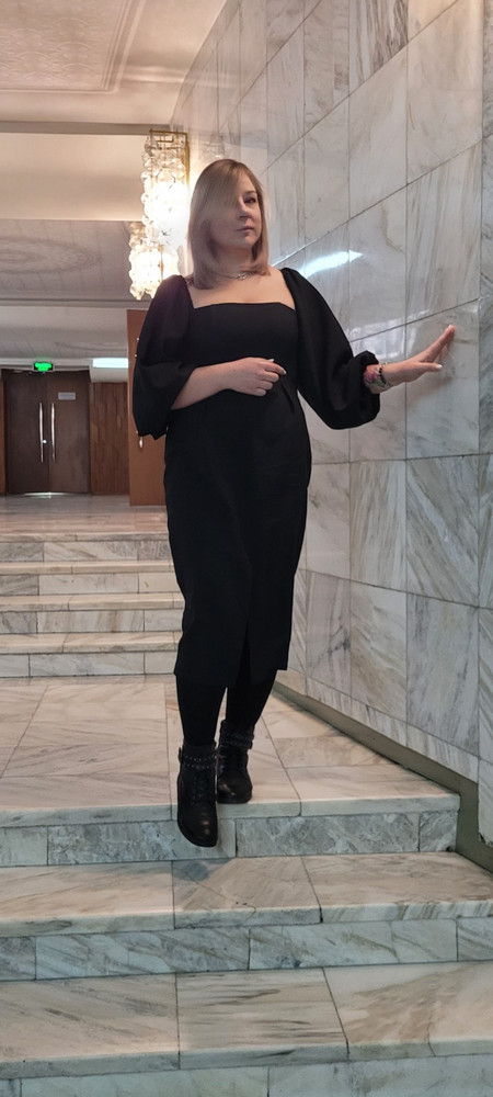 Отталкиваясь от соотношения цена/качества... с учётом цен в магазинах, стоимость платья невысокая...поэтому обус качества  не ожидалось. Платье из приятного материала. На груди корсетного типа . От груди юбка свободно...не обегает живот..это плюс.. Сильно электризуется..это минус.. Мой рост 171 см..длина ниже колена. Размер соответствует...