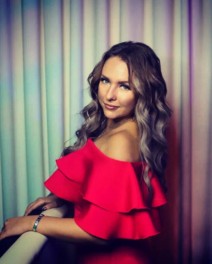 Очень эффектное платье. Материал действительно не очень приятен к телу, но это же не пижама вам девочки. Смотрится шикарно. 