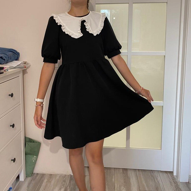 Красивое платье, взяла в школу носить. Но воротник с краю испачкан тоналкой, чуть-чуть расстроило:(  постараемся вывести пятно. На рост 162, вес 47 размер XXS сел идеально. Качество тоже отличное 🎀