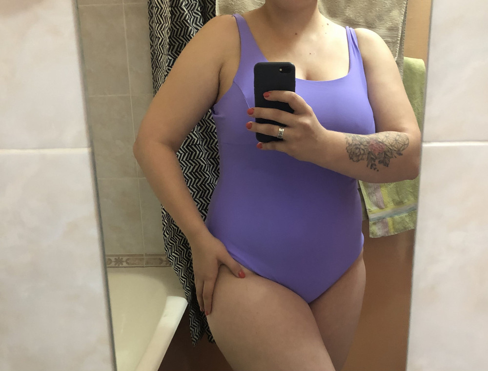 Красивый, но вообще ничего не утягивает, ткань тонкая ооочень и при второй примерке порвались нитки на спине. Дорого для такого качества. Оставила, так как так как упаковку выкинула уже.