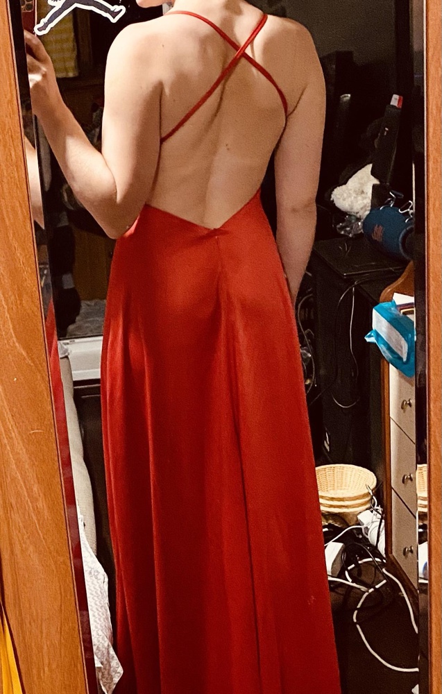 Красивое платье, хороший материал и упакован прилично! На рост 171 и размер одежды 44-46 идеально садится 46 размер, что соответсвует сетке. Мне показалось коротковатые лямки- немного жмут при движении, это небольшой минус- запаса нет 