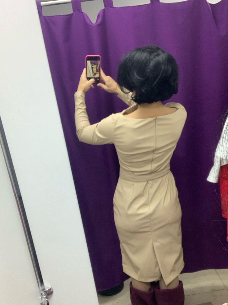 Платье красивое, но шуршит больше чем комфортно на слух. На 164 см немного длинновато на один подгиб . Отказ из-за шуршания 