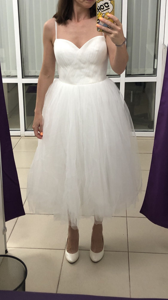 Платье милое такое, качество хорошее (на предмет мелкого брака не осматривала), наверху плотное, корсет, внизу пышное, летом жарко в нем будет. На параметры 86х72х95 рост 165 размер 44 отлично садится. Именно на мне дизайн верха и дизайн низа не соотносятся, визуально укорачивает мне фигуру даже на каблуках, низ кажется полнит. Рекомендую мерить, платье обязательно найдёт свою принцессу!