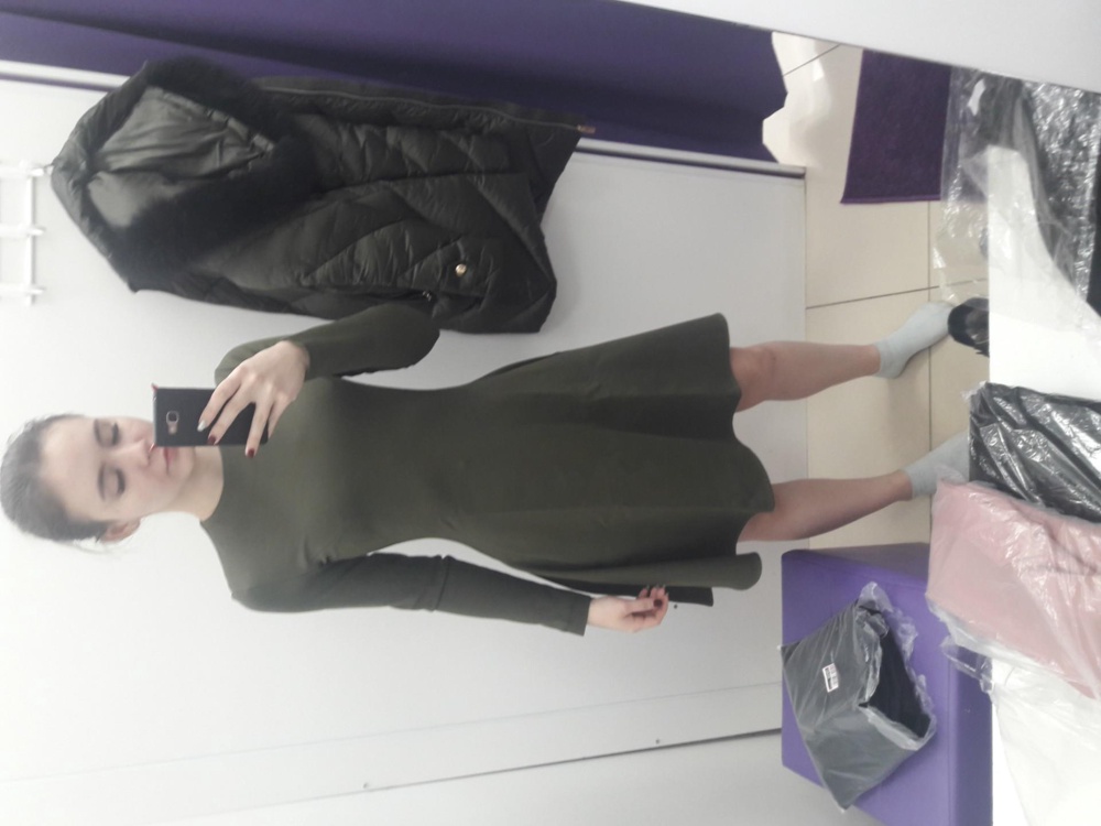 Платье идеально сидит по фигуре. Полностья подчеркивает весь силуэт. Ткань плотная, не просвечивает.