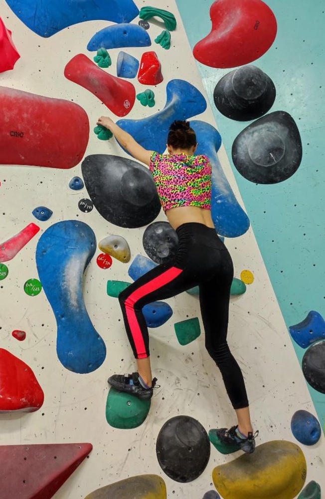 Очень понравился цвет и качество топа. Купила ещё трусы этого цвета. Хочу использовать как спортивный костюм и как купальник)) Уже опробовала на скаладроме, двигаться удобно, выглядит эффектно)