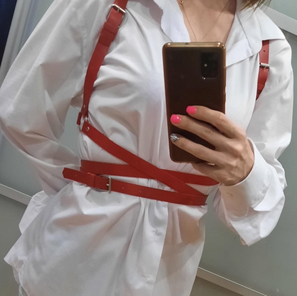 Отличная портупея.  Качественная.  На мой обхват талии 66 см заказала Хs-S размер.  Села хорошо, Но только замок ремня сбоку почему -то,  а не по середине.  Но тоже смотрится классно