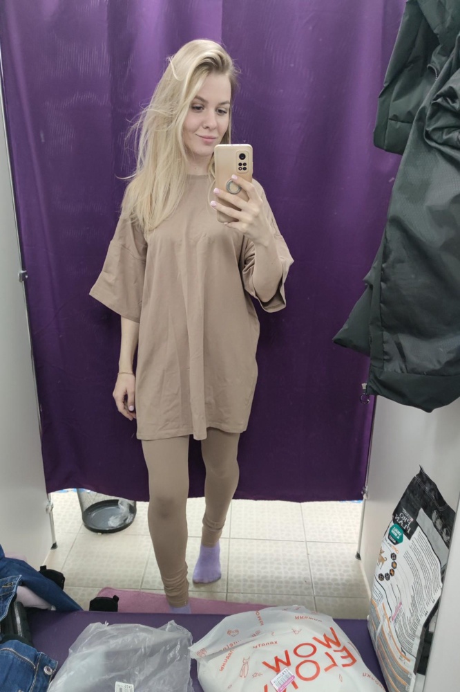 Он проооосто огромный. Прям оверовероверсайз) и лосины очень длинные для роста 162. В общем, на мне, как мешок от картошки 😅