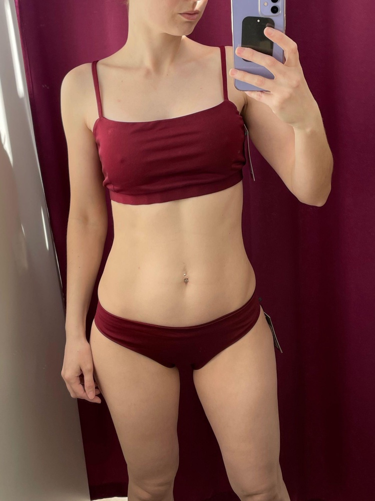 Ог у меня 86, но в S я не поместилась, дышать было сложно. Перезаказала М, под грудью топорщится. В изумрудном цвете село лучше, его и выбрала в итоге.