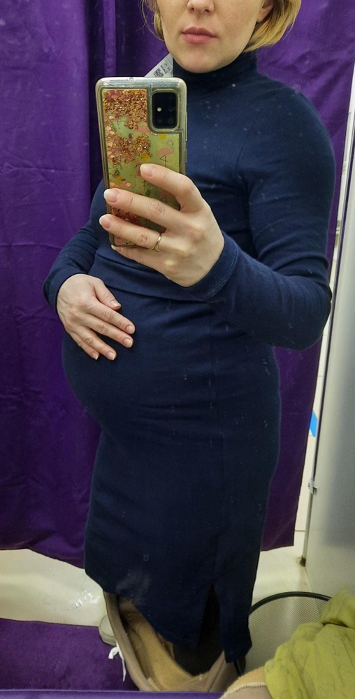 Вцелом платье классное 👍 тем более за 999р. Доставка в обычном магазинном пакете и до Башкирии пришло в срок. На мой рост 156 см закрывает колени. Ношу обычно 42-44 размер, и раз прибавка в весе небольшая и в основном на живот - заказала 44, чтобы потом можно было носить. Садится платье по фигуре. Комфортно обтягивает животик, не стягивает. Имеет уплотнение, но не начёс, что приятно к телу. Секрет для кормления, думаю, будет удобным. У платья глубокий тёмно-синий цвет. И как говорится, покупайте одежду под цвет кота😊, потому что на платье видать каждую ворсинку. Возможно, ситуацию спасёт антистатик.
А так по качеству цена нормальная. Продавца рекомендую.