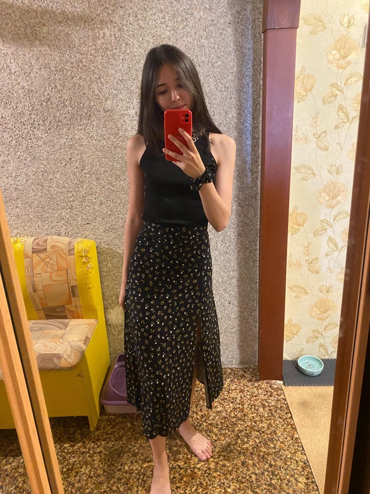 Супер♥️ на параметры ОТ 58 ОБ 86 подошёл размер 40, причём он не впритык, а очень комфортно сидит. Мой рост 164, и юбка на мне длиннее, чем на модели. Сначала думала, подрезать немного, но сейчас и так нравится. Ткань очень приятная, плотная, не просвечивает. Красивая и комфортная вещь. Большое спасибо производителю!