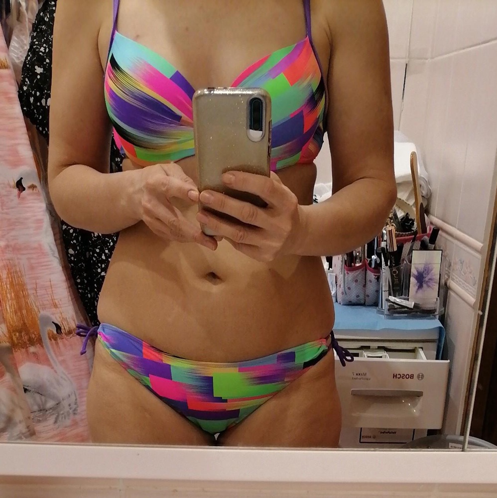 Сегодня выкупила. На свой 46 как раз. Чашка полноценная В 75 , иногда беру и С 80-75 , как раз. Красивый, очень яркий. Рекомендую.