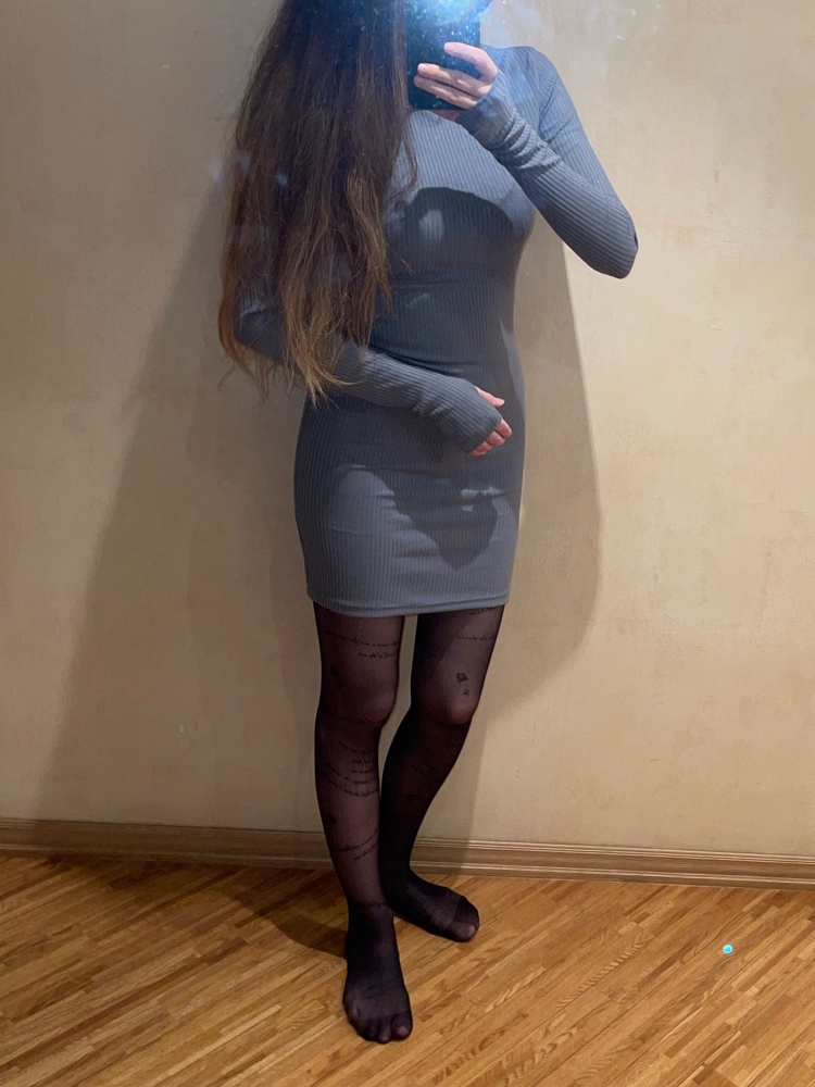 Только с бесшовным бельём носить, платье обтягивает абсолютно все. Рост 165