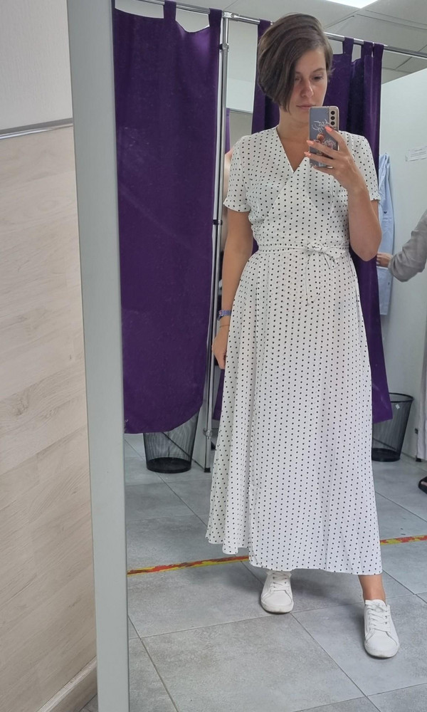 Платье супер, струится, легкое. Слегка просвечивает, когда прилегает, но белье белого или телесного цвета решает проблему. Материал приятный, на рост 172, ог 89, от 72, об 97 размер подошёл отлично, с учётом запаха, думаю по параметрам подойдет плюс минус на полразмера в обе стороны)