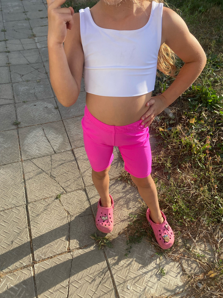 Купила дочке комплект. Безумно понравился. На рост 113, заказала размер 116-122. Сел отлично. Думаю заказать легинсы других цветов. Дочка счастлива, сказала, что наконец-то у неё есть одежда, как у мамы!