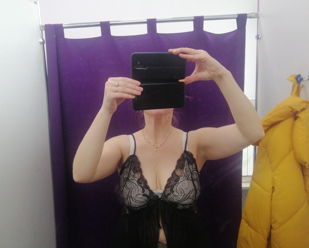 Для меня комплект настолько "угодил" , что задумываюсь о покупке такого же в светлом тоне. После стирки ткань в прекрасном состоянии, ничего не полиняяло., ни растянулось и ни село. К телу и на ощупь  приятно.