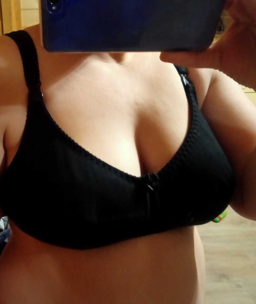 Вообще бюст хороший. Удобные широкие лямки, по низу идёт широкая резинка. Чашка с поролоновым низом, те снизу грудь держит поролоновый вкладыш.. По размеру: груди 110, обхват под грудью 94, по размерной таблице это 90d, чашка села отлично и в объеме и достаточно комфортно, но ! Ткань порядочный тянется, без особых усилий оттягиваю сам каркас бюстгалтера сантиметров на пятнадцать от туловища, это пристегивание на самый крючок. Так что можно брать по нижнему обхвату в меньшую сторону.