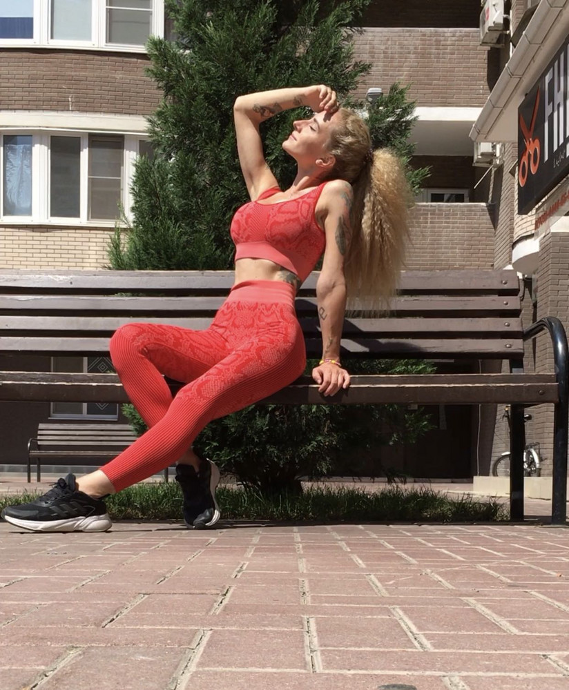 Любовная любовь 😍ткань приятная , в меру плотная , без пушапа на лосинах (подойдёт для тех у кого нет попы )…легкая утяжка, при стирке цвет не изменился 👍🏼