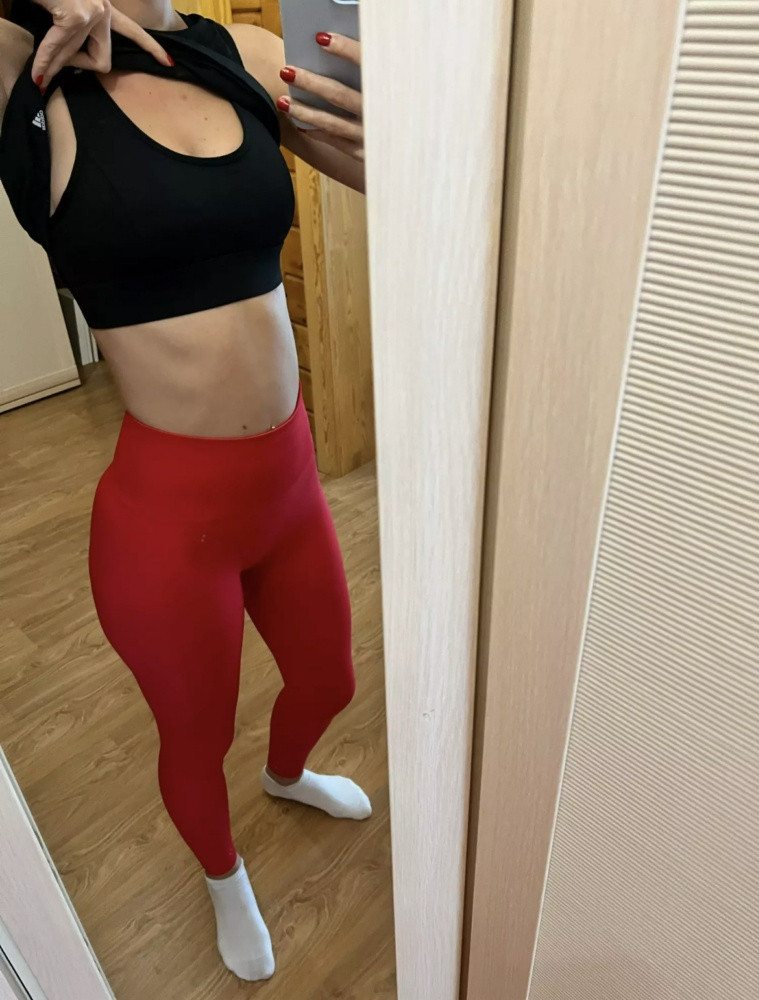 Тайтсы понравились мне очень, пришли в соответствии с фото и заявленными характеристиками, по размеру отлично. Резинка утягивает талию, попа подчёркивается. Все четко 👌🏽