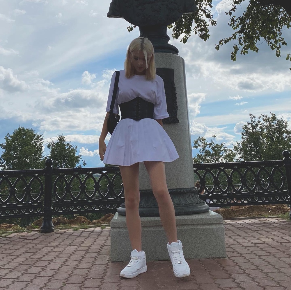 Прекрасный корсет, очень круто сидит, удобно затягивать. Единственный минус, шёл почти неделю, но тут производитель не виноват. Все 5 звёзд!!!