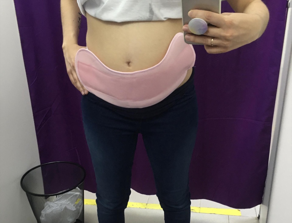 Добрый день!  Правильно ли я надеваю нижнюю часть бандажа? Не понимаю поддерживает или нет. Крылышки торчат вот эти сверху. Это так и надо ?