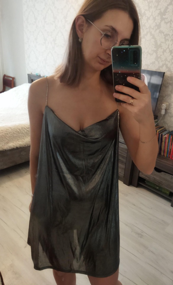 Супер. Пришел в коробке. Коробка мятая, но для меня не важно. Сам бюстгальтер в порядке. Липкий слой отличный. На груди держится. Брала под супер открытое платье. На 1м фото без лифа. На 2м с ним.
Размер соответствует. У меня 74см под грудью, по груди 84. 
Цена вообще смешная.