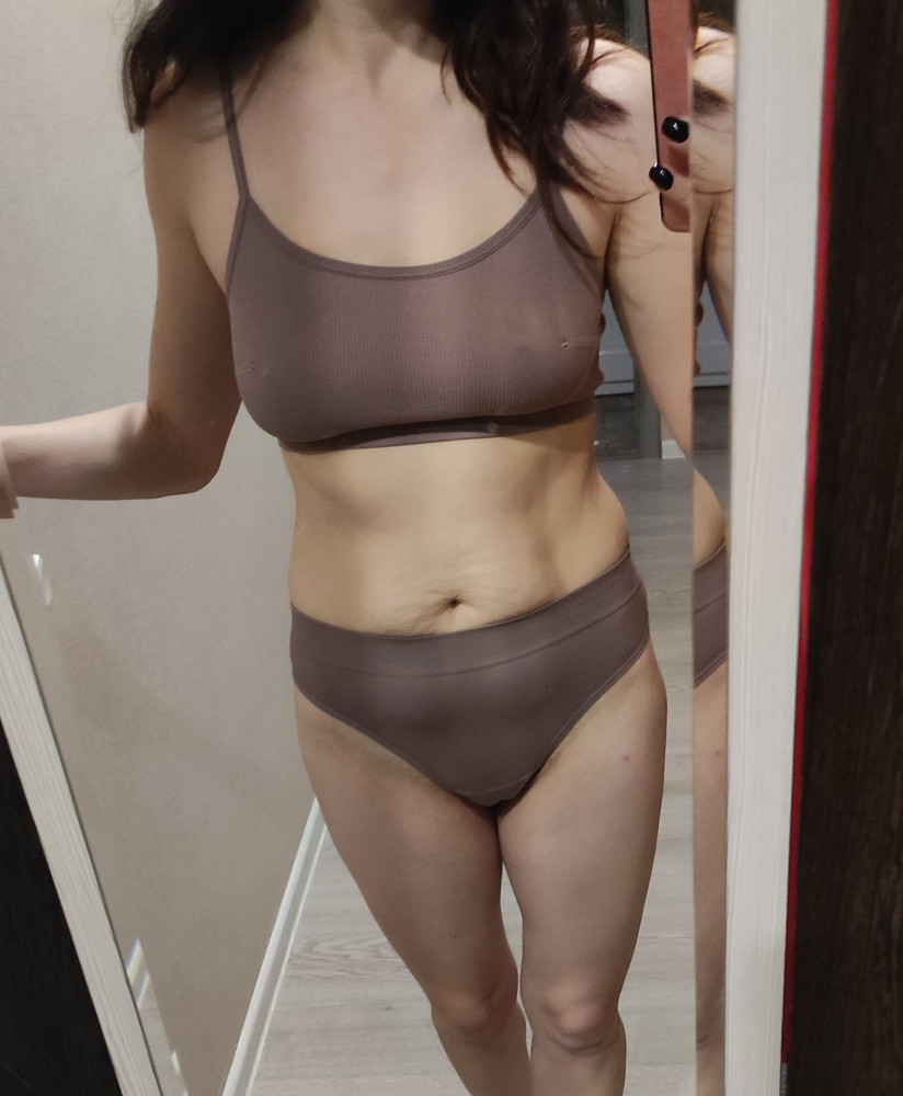 Классный комплект! Швы ровные, мягкие. Ткань приятна к телу. Резинки не тянут. Размер универсальный, на мой 42 подошёл идеально.