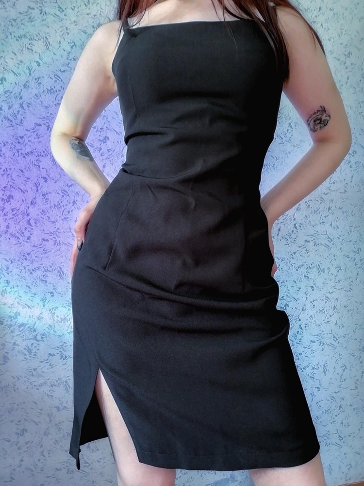 Платье шикарное, на 88-67-94 взяла 42 размер, могла взять меньше, платье тянется.