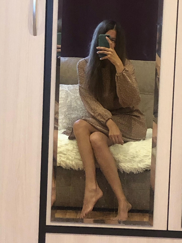 Шикарное платье ! 
Ткань легкая, цвет смотрится дорого. 
Село идеально. Для загорелой кожи как у меня просто находка! Рекомендую всем к покупке.