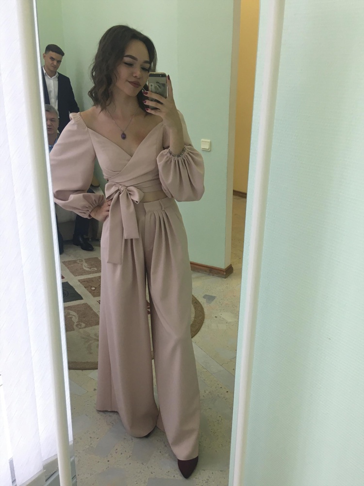 Костюм классный, сел по фигуре! Спасибо большое за качественную вещь. Была на свадьбе в нем: танцевала, руки поднимала,ничего не было видно(я про грудь). Была самой красивой!)