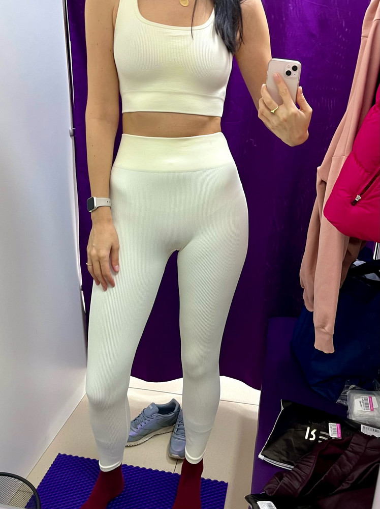 Заказала комплект. Леггинсы с пятном на резинке. Отказ. Маркировка Бренда оригинальная. Резинка на леггинсах и топе отличается по цвету и качеству от основного материала - желтит. Шев между резинкой и основным материалом - ощутимый. Взяла xl, ориентируясь на отзывы «чтобы не просвечивало». Действительно, бесшовное белье почти не просвечивает. Но. Материал, на первый взгляд, плотный. Когда надеваешь, хорошо тянется, становится тонким, как колготки, и просвечивает. XL на от66 и об102 велик, резинка на талии прилегает не плотно. L будет ок, но скорее всего будет просвечивать. На рост 184см длина хорошая. Топ с вынимающимися чашечками. Перезаказывать не буду.