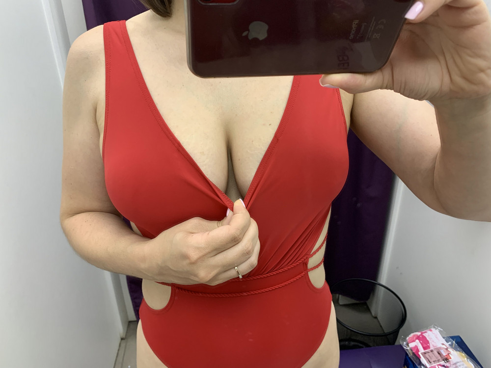 На меня не сел , хотя в целом неплохой купальник по качеству. Края из очень тугой резинки, из-за этого перетянуло все что можно.  И хоть грудь 75Д влезла , но резинки прижали грудь и приплюснули ее. На фото попробовала показать как бы смотрелось без них (оттянула резинки и грудь смотрелась лучше) . В общем для этого купальника нужно или более стройное тело или размер мне побольше. 