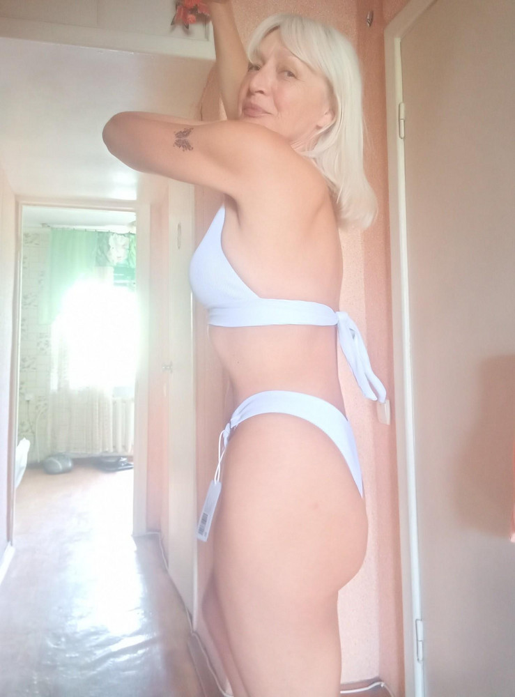 На мои 97-70-97 размер L нормально. Примеряла штук 20 белых купальников этот сел вроде не плохо, как думаете?)) Качество отличное. Можно носить и без паролоновых вставок у кого упругая грудь, в мои за 50 этого не наблюдается.)) Рекомендую. Хотя цена кусается! Единственное думаю как лежать на спине на пляже узел на спине достаточно громоздкий!