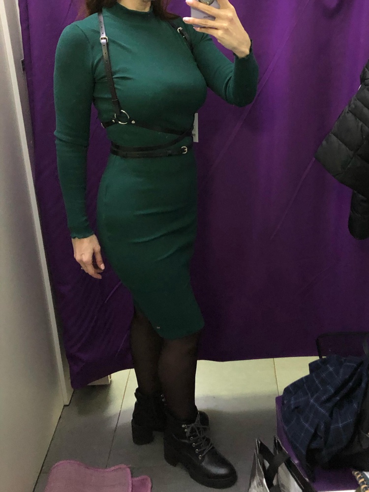 Прикольная портупея, понравилась, оставила. Тонкая, все хвостики фиксируются держателями. Выглядит аккуратно.