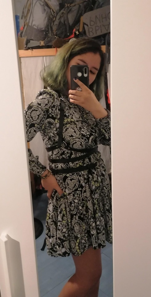 Честно сказать, после прочтения остальных отзывов я недолго сомневалась и ни о чем не пожалела. Штука действительно выглядит достаточно надежной, хотя о долгосрочном качестве покв рано говорить. Мягкая, регулируется, красивая, не вульгарная. Единственное что - маломерит, взяла сначала размер S, не посмотрев на размерную сетку, пришлось менять, так как ремешок не сошёлся, а я не то чтобы пухлая дама. Взяла в итоге L, чтобы наверняка, но наверное эмка тоже была бы ок. Рекомендую, в общем