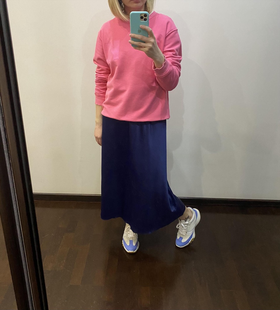 Фасон классный, цвет насыщенный.на рост 169 лучше ростовка 170-180, чтобы как миди села. Но качество пошива ужасное, резинка как то странно пришита, строчка на сточку находит(( короч сшита тяп ляп.. на юбку все липнет.. электризуется. Я понимаю ценник не высокий 1500₽, но.. 