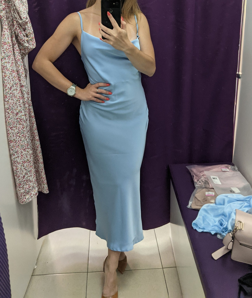 Отличное платье, ткань тяжёлая, плотная, почти не мнется.
Сидит по фигуре.
Вырез действительно странный, но если заколоть булавкой, то все прекрасно